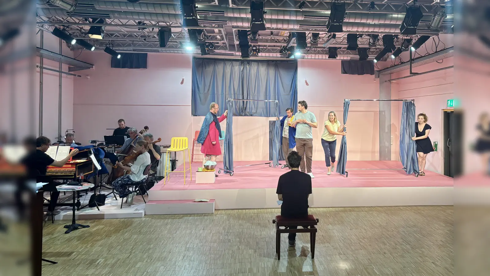 Die Pasinger Fabrik bringt zum zweiten Mal nach 1998/99 den „Der Barbier von Sevilla“ auf die Bühne. Im Vordergrund Regisseur Florian Hackspiel, links der musikalische Leiter Andreas P. Heinzmann beim Orchester. (Foto: Ulrike Seiffert)