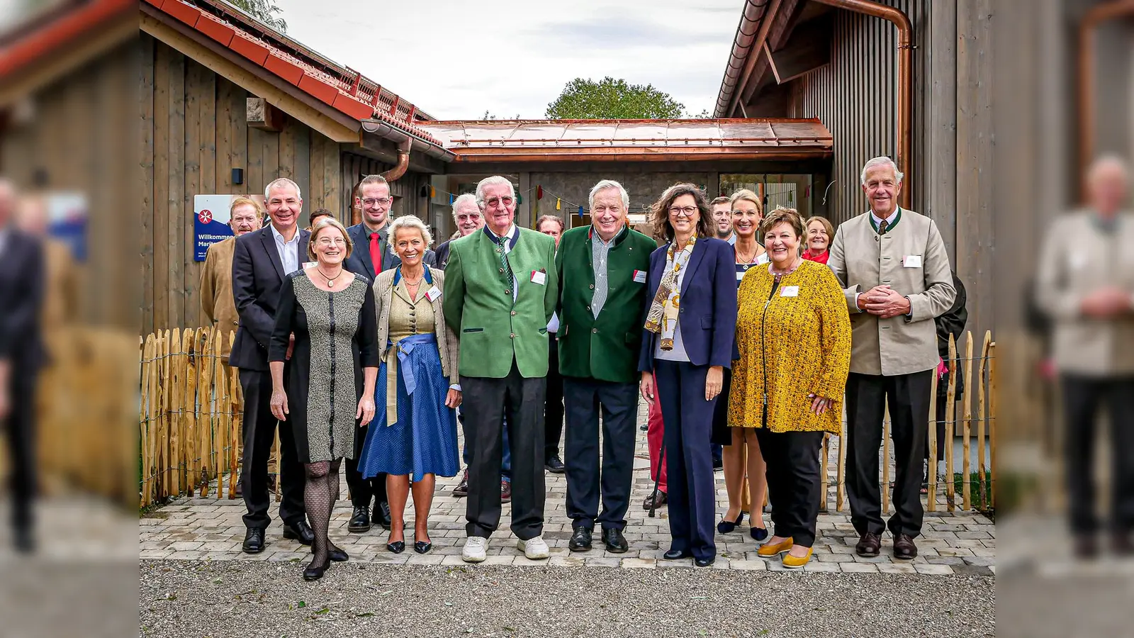 Das Marita Beissel Haus der Johanniter hat die Arbeit aufgenommen. Bei der feierlichen Eröffnung war auch Schirmherrin und Landtagsabgeordnete Ilse Aigner (3. von rechts) anwesend. (Foto: Johanniter Regionalverband Oberbayern, Michael Raab)