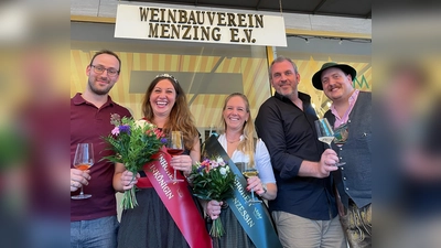 Freuen sich auf das Fest (von links): Johann Menzinger (2. Vorstand Weinbauverein Menzing e.V.), Hanna Heim (1. Münchner Weinkönigin), Bettina Leger (1. Münchner Weinprinzessin), Christian Dauber (1. Vorstand Weinbauverein Menzing e.V.), Michael Hanslik (1. Vorstand Arbeitsgemeinschaft Obermenzinger Vereine e.V.). (Foto: Münchner Wein Manufaktur)