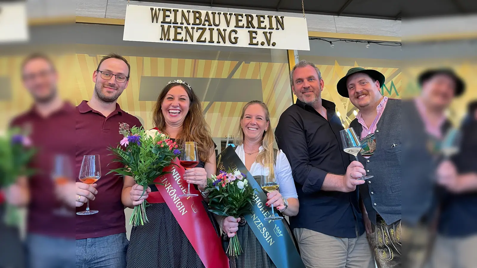 Freuen sich auf das Fest (von links): Johann Menzinger (2. Vorstand Weinbauverein Menzing e.V.), Hanna Heim (1. Münchner Weinkönigin), Bettina Leger (1. Münchner Weinprinzessin), Christian Dauber (1. Vorstand Weinbauverein Menzing e.V.), Michael Hanslik (1. Vorstand Arbeitsgemeinschaft Obermenzinger Vereine e.V.). (Foto: Münchner Wein Manufaktur)