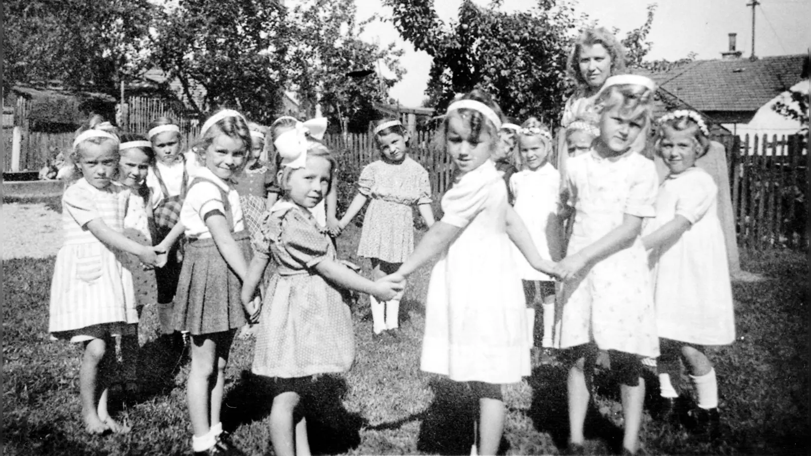 Das Kalenderbild für November zeigt Kinder des ehemaligen Kindergartens an der Rößeler Straße, aufgenommen um das Jahr 1940. (Foto: NordOstKultur)