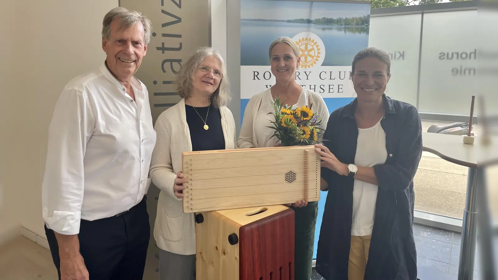 Der Rotary Club Wörthsee übergab die Musikinstrumente an Prof. Dr. Monika Führer und die Musiktherapeutin Julia Weder. (Foto: RC)