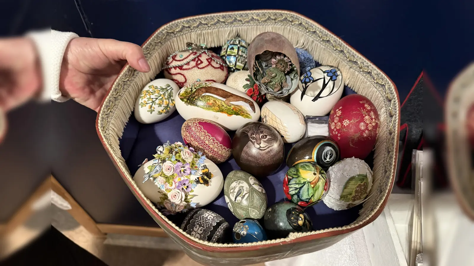 Die Ostereiersammlung von Gertrud Weiss enthält auch ein Pinguinei (in der Mitte). (Foto: pst)