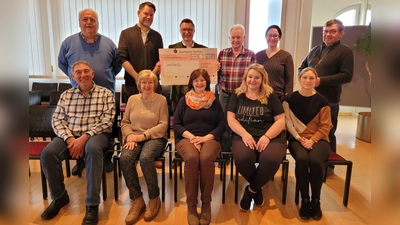 Bürgermeister Wolfgang Hörl (mit Scheck) freute sich über die Spendenbereitschaft und die Solidarität. (Foto: Gemeinde Schwabhausen)