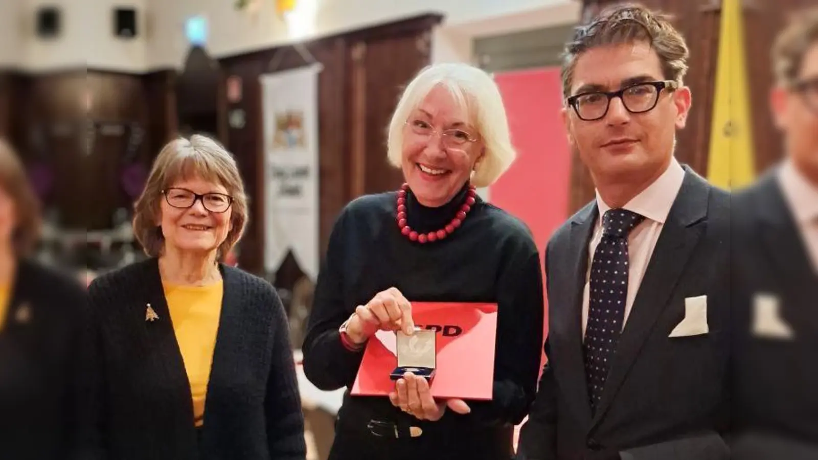 Christa Weigl-Schneider und Raoul Koether überreichten Evelyn Lang (m.) die Willy-Brandt-Medaille. (Foto: SPD Pasing)