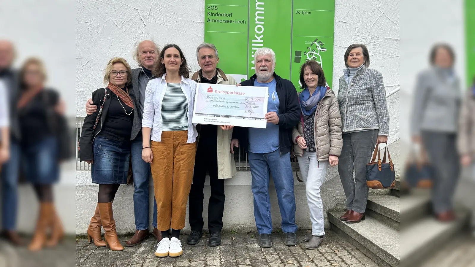 Scheckübergabe: v.l. die Räsonanz-Mitglieder Melinda und Ulrich Leinfelder, Josef Hofmann, Sebastian Schmidinger, Angelika Trissler-Hofer, und Angelika Berger mit Gertrud Halas (3.v.l.) vom SOS-Kinderdorf. (Foto: Susan Stein/ SOS Kinderdorf)