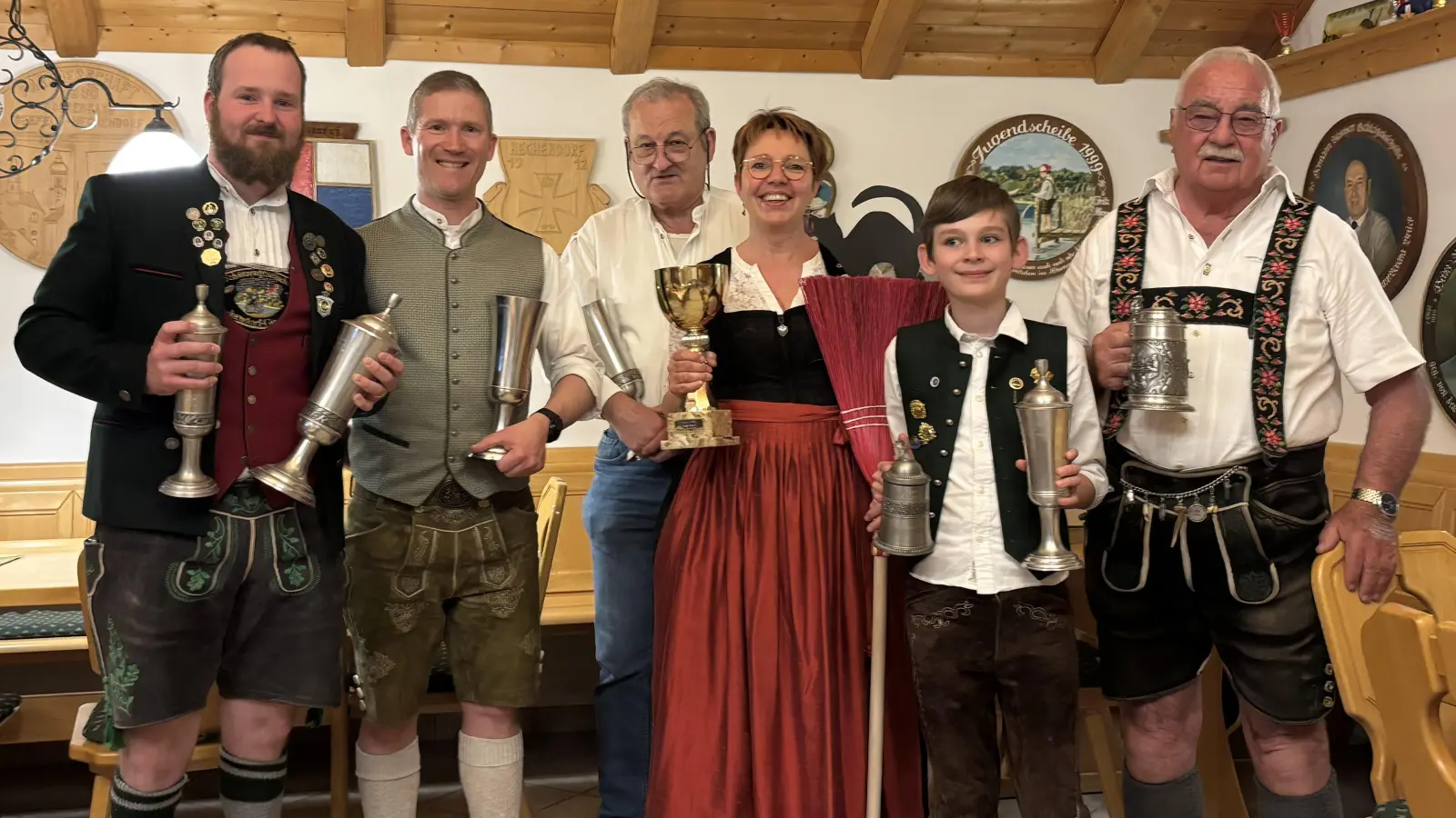 Die glücklichen Vereinsmeistern und Gewinner der Schützengesellschaft (v.l.): Michael Schneider, Tobias Hentschel, Josef Bock, Anja Lehmann, Quinn Preuß und Herbert Schäfer.<br>  (Foto: SG Hechendorf-Güntering)