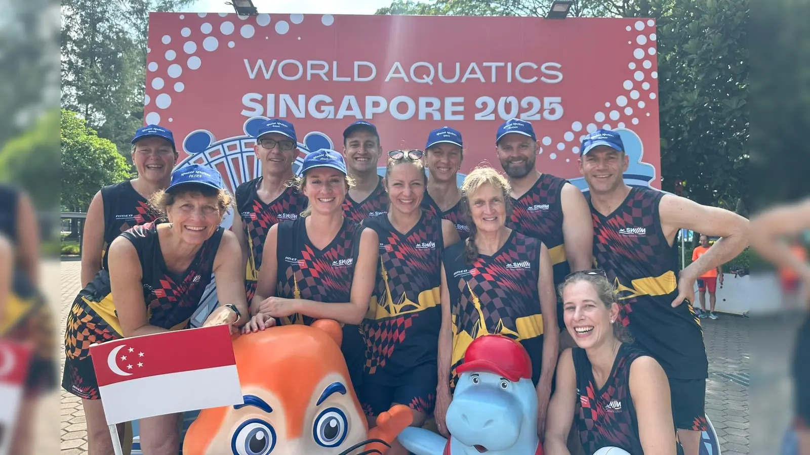 Das Team der SG Stadtwerke München freute sich über seine Erfolge bei der Masters Weltmeisterschaft für Schwimmer in Singapur. (Foto: Matthias Weiss)