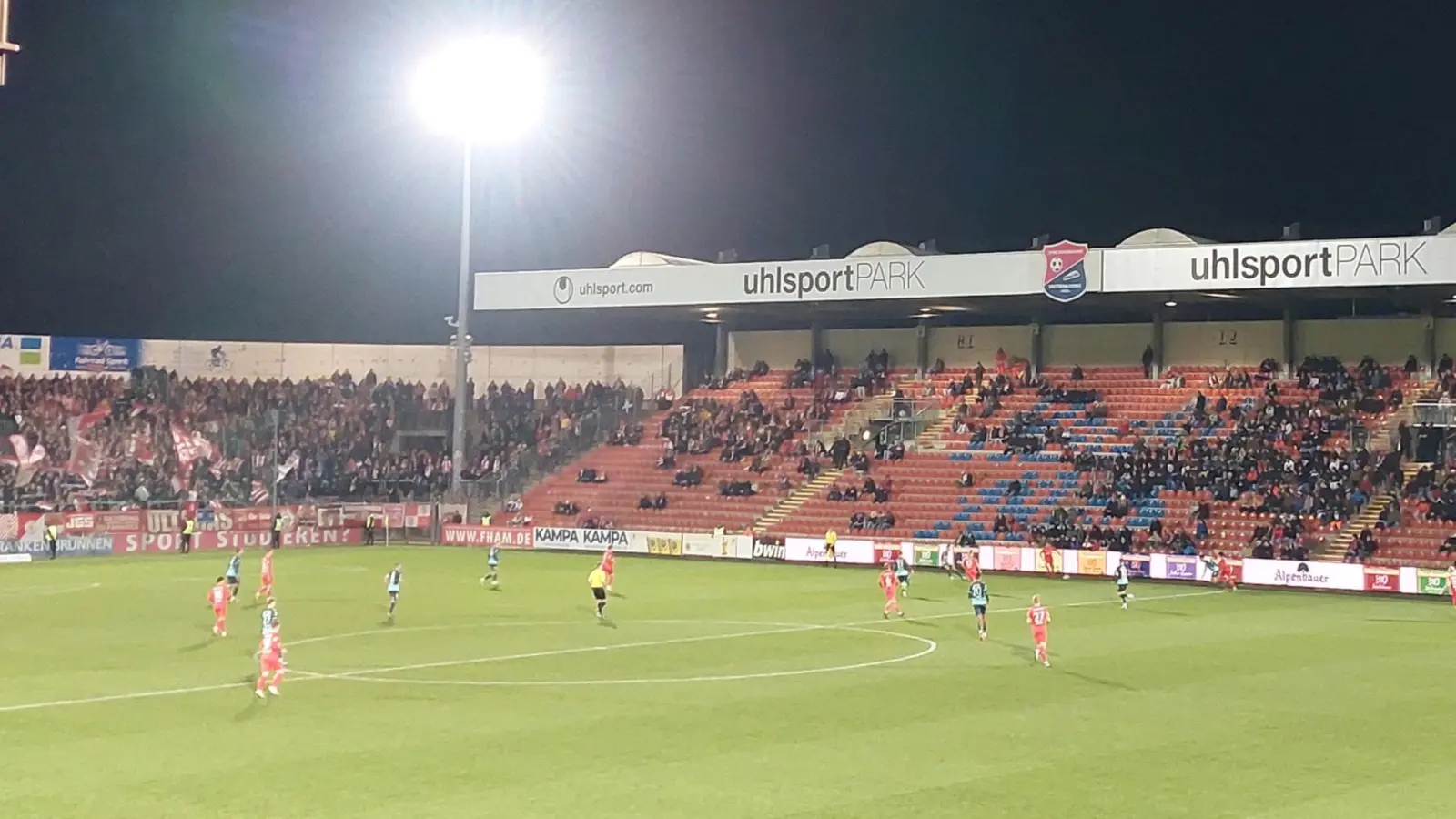 Gehört der Sportpark Unterhaching bald dem FC Bayern München? Pläne für einen Kauf des Stadions soll es geben, einverstanden sind damit nicht alle. (Foto: bas)