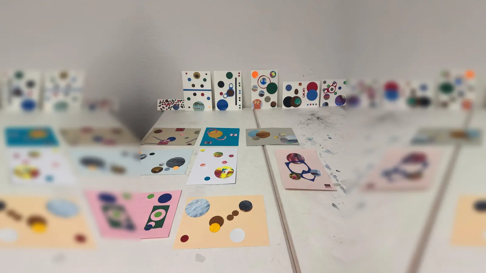 Einem Punkt freien Lauf lassen - darum geht es dem Kurs der Malakademie. (Foto: Münchner Bildungswerk/Carolin Leyck)