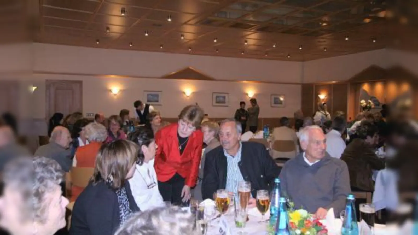 120 Planegger und Martinsrieder, die ehrenamtlich im sozialen Bereich tätig sind, folgten der Einladung der Gemeinde zum Dankesessen. Bürgermeisterin Annemarie suchte mit allen Organisationen das Gespräch, wie hier mit Margarethe Hagemann-Lackermeier und Anna Eggenhofer-Stübner vom Elisabethenverein und Martin Stübner und Klaus Serbin von „Essen auf Rädern“ (v.l.). (Foto: US)