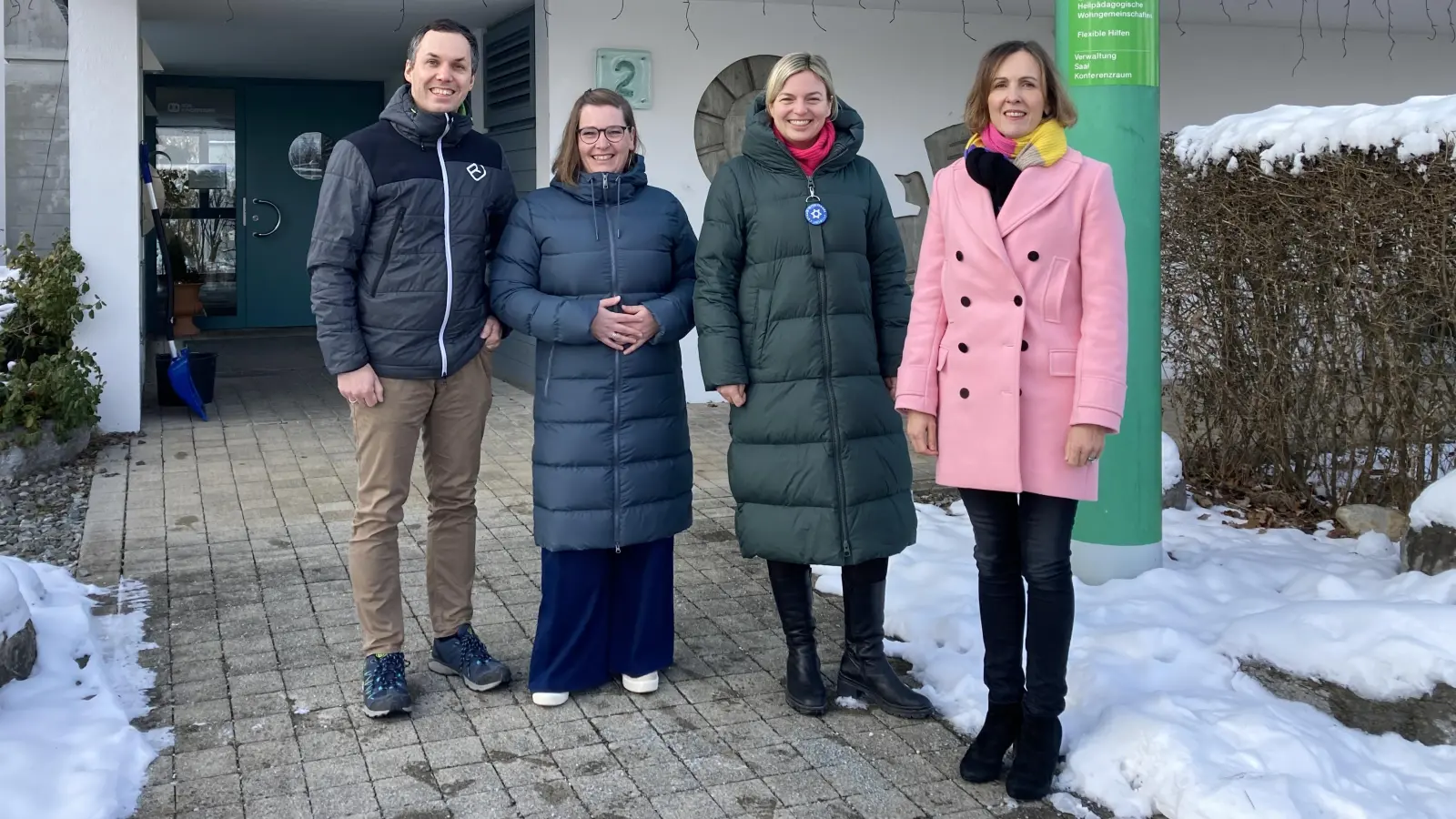 Bereichsleiter Matthias Birzle (links), die stellvertretende Einrichtungsleiterin Evelyn Schan und Vorstandsvorsitzende Prof. Dr. Sabina Schutter (rechts) gewährten der bayerischen Grünen-Chefin Katharina Schulze (2. von rechts) einen Blick hinter die Kulissen des SOS-Kinderdorfs Weilheim. (Foto: SOS-Kinderdorf e.V.)