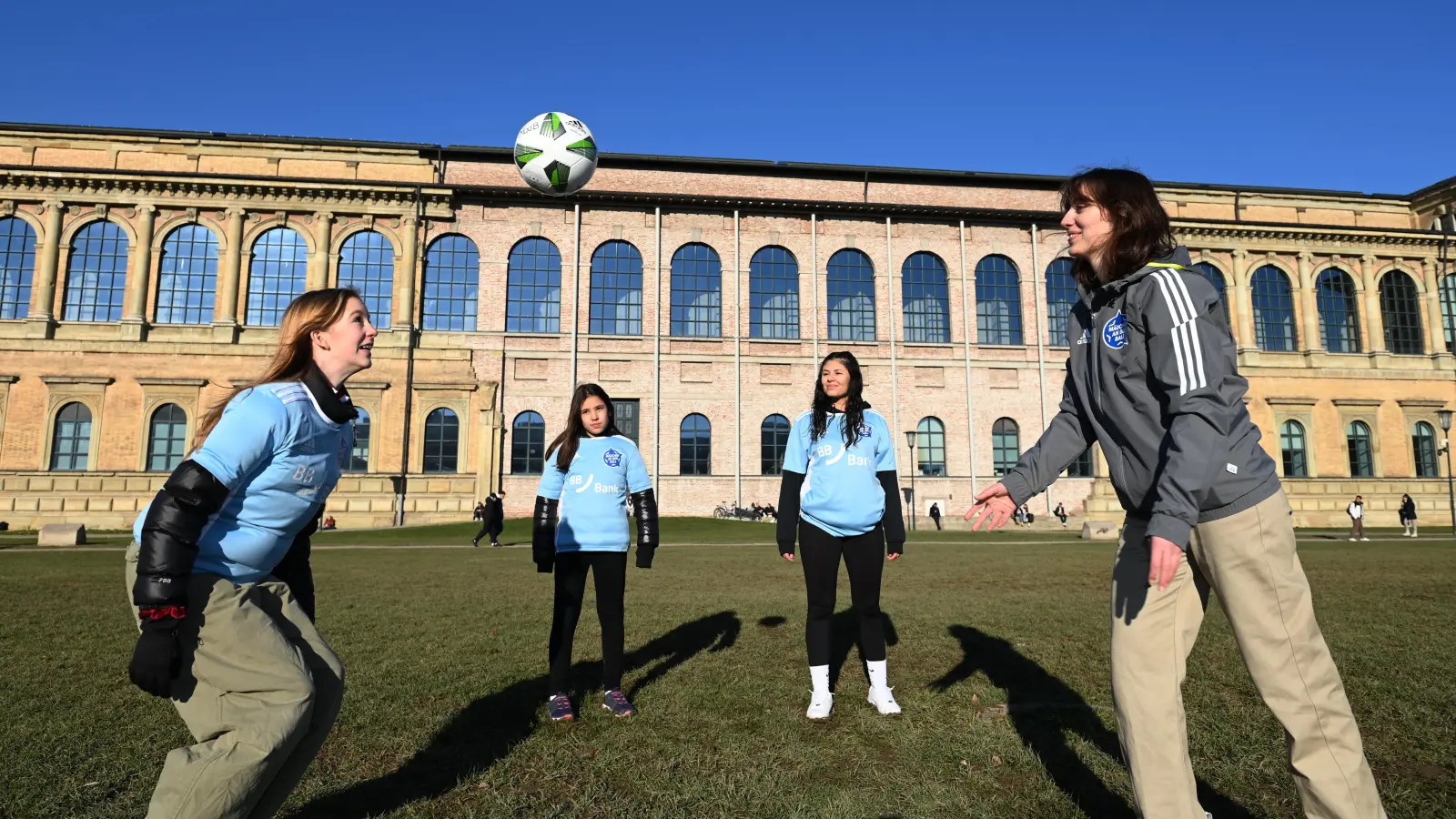 Fußball vor der Alten Pinakothek: Das Projekt „Mädchen an den Ball” gibt es jetzt auch in der Maxvorstadt.  (Foto: Biku)