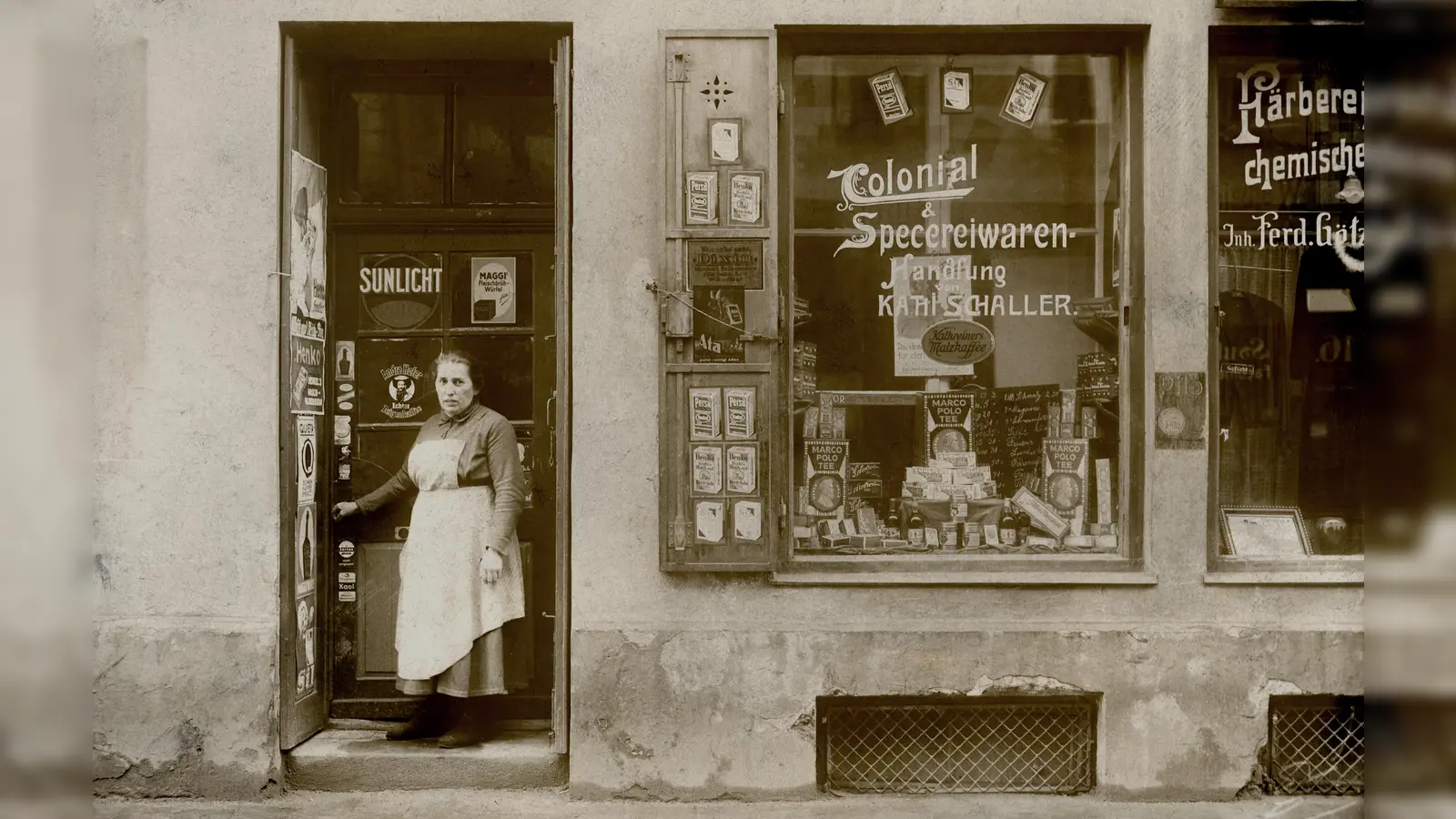 Um 1920 entstand diese Aufnahme des Lebensmittel- und Colonialwarenladens von Karl Schaller in der Münchner Westendstraße. Zu dieser Zeit - 1924 - gab es dort den ersten Westend-Anzeiger. Nach 100 Jahren erscheint der Westend-Anzeiger immer noch. Wie damals ist er ein Blatt, das den lokalen Handel und die Dienstleister vor Ort unterstützt - so wie es alle lokalen Anzeigenzeitungen tun. (Foto: Stadtarchiv München DE-1992-FS-PK-STB-13116)