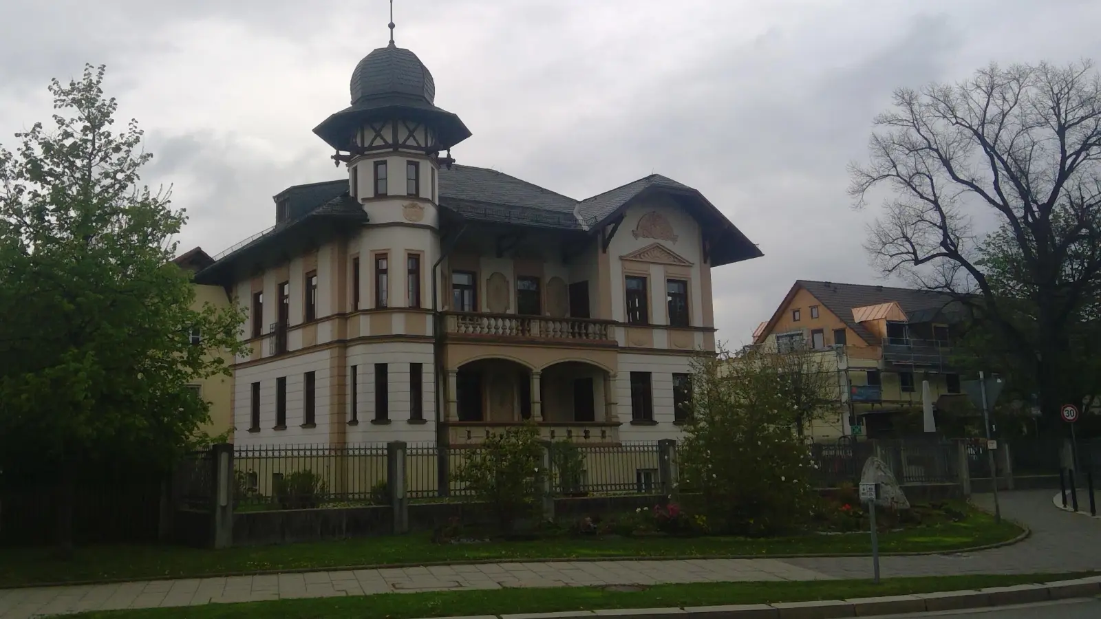 Zwischen der Pfarrvilla und dem Kriegerdenkmal liegt nun der „Platz des Gedenkens”. (Archivbild: bas)