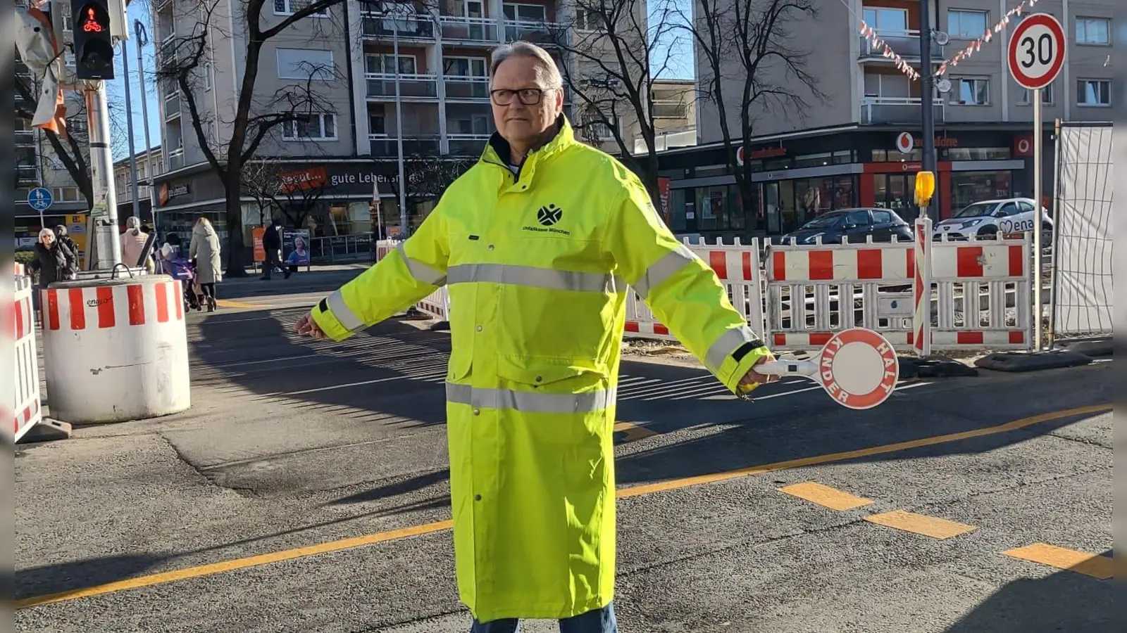 Hermann Egbringhoff ist Schulweghelfer. „Ich bin überzeugt, dass Zusammenhalt die Gesellschaft stärkt”, sagt er, „wenn wir auf die Schwächsten achten, profitieren alle!” (Foto: föbe)