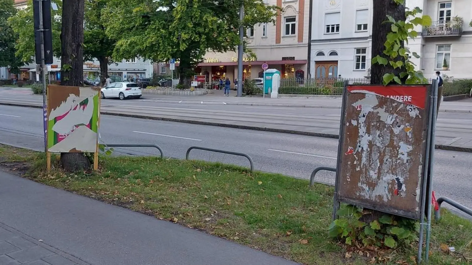 Die Ortsverbände der Grünen und der SPD Neuhausen-Nymphenburg beklagen die Zerstörung von Wahlkampfplakaten.  (Foto: Martin Züchner)