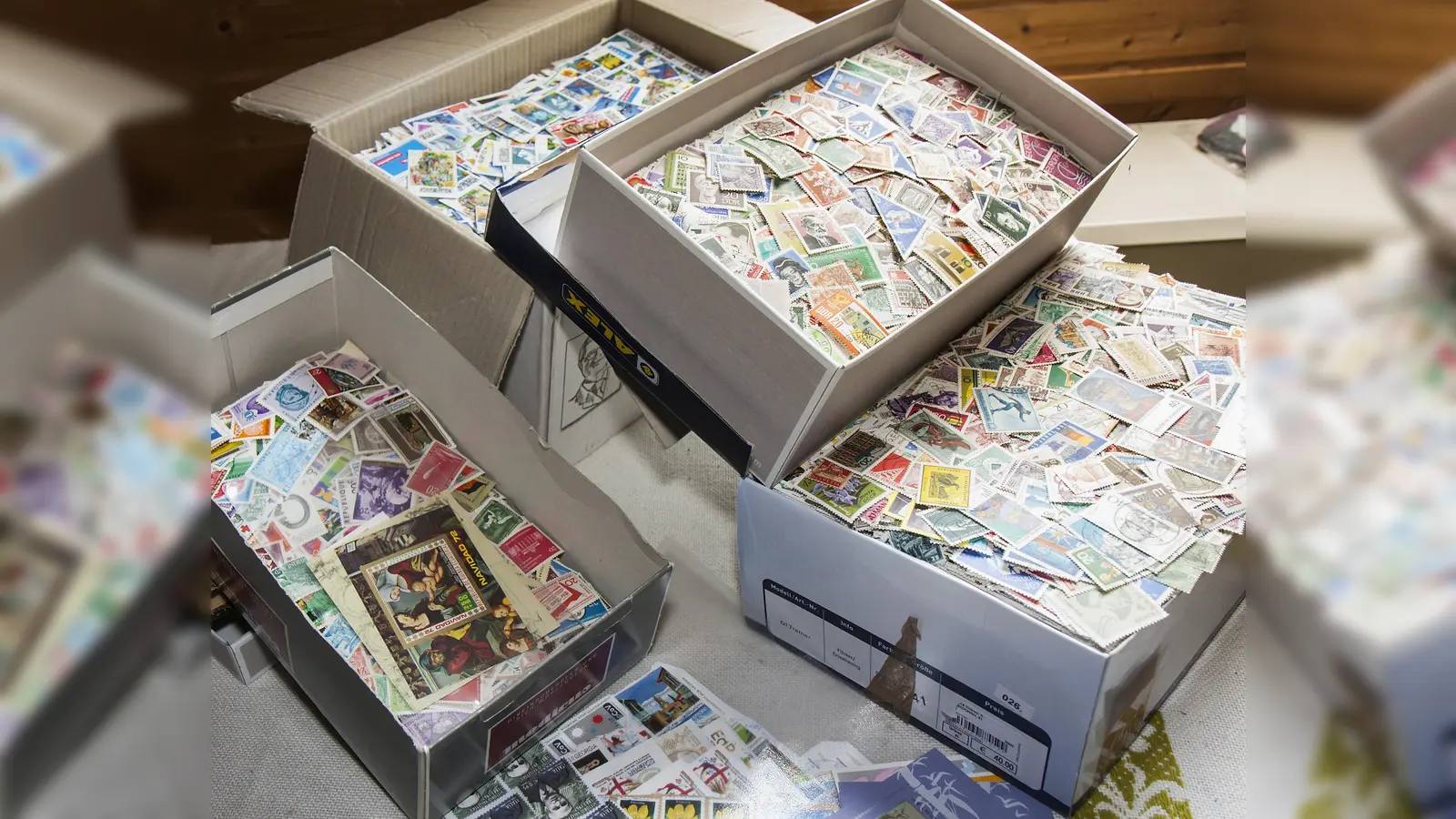 Ein voller Schuhkarton mit ausgelösten Marken wiegt ca. 3,5 kg und beinhaltet ca. 50 bis 60.000 Briefmarken! (Foto: Kolpingsfamilie)