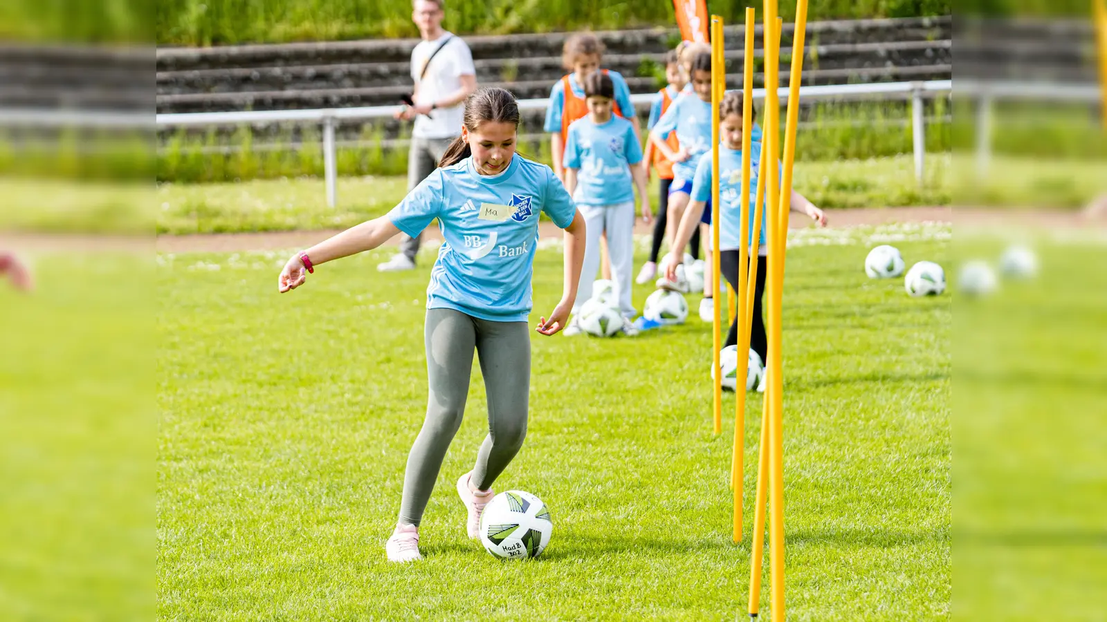 Kostenfreie Trainingseinheiten: „Mädchen an den Ball” will Mädchen stärken und sie dazu ermutigen, selbstbewusst ihre Lebenswelt zu erweitern. (Foto: BIKU e.V.)