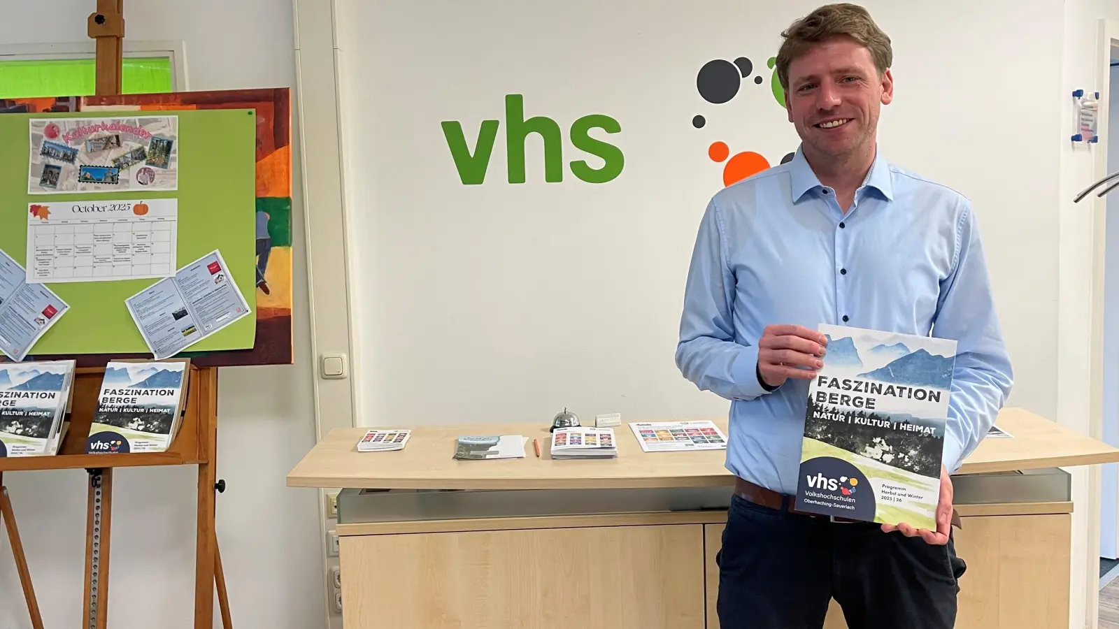 Der Leiter der vhs Oberhaching, Dr. Felix Bokelmann, freut sich das neue Semesterprogramm 2025/2026 präsentieren zu dürfen.  (Foto: hw)