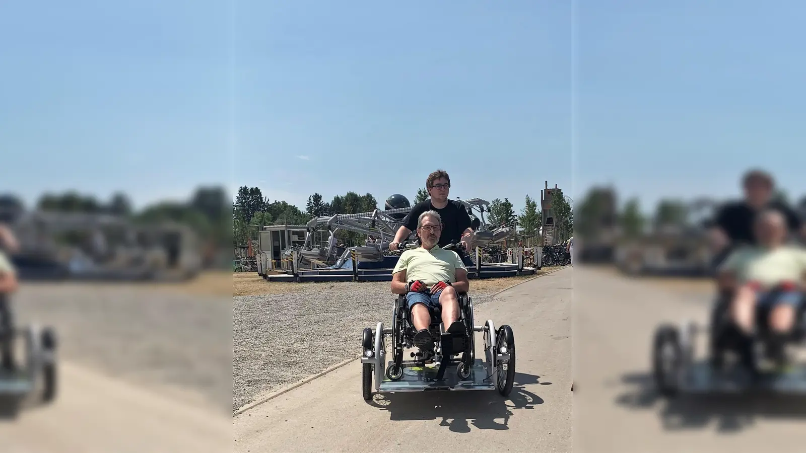 Viele Senioren ließen sich mit dem Transportrad von zu Hause abholen und zum Festzelt fahren. Im Bild zu sehen sind Gerd Rumpf, früherer Vorsitzender des Behindertenbeirats (vorne) mit seinem Enkel. (Foto: Seniorenbeirat)