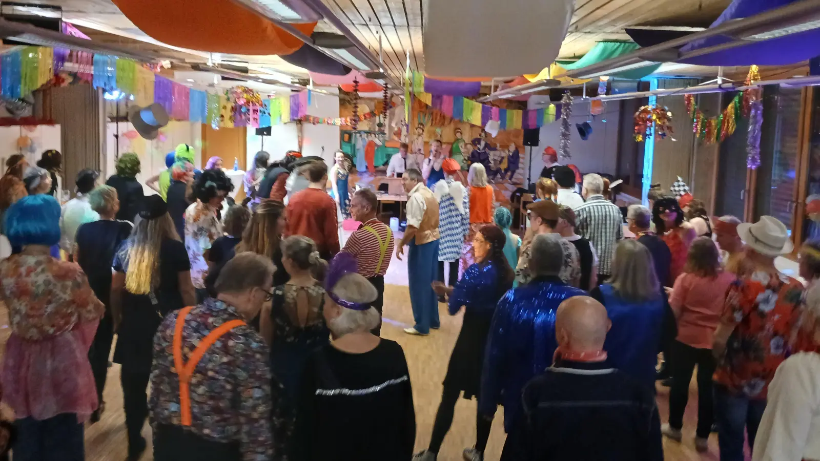 Unter dem Motto „Let´s dance” steigt der Pfarrfasching der Pfarrei Rosenkranzkönigin.  (Foto: Pfarrei Rosenkranzkönigin)