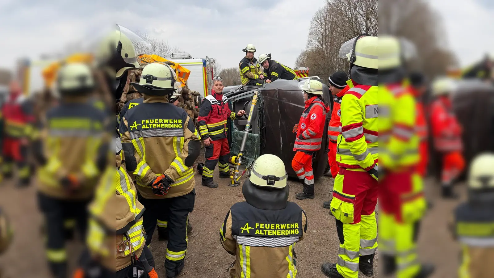 Große Übungsaktion mit dem BRK zur Sofotrrettung der Feuerwehr Altenerding. (Foto: Feuerwehr Altenerding)