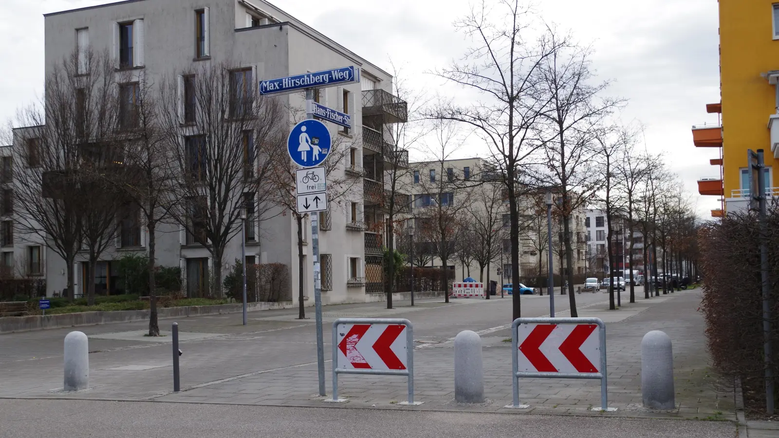 Die neuen Sperrblenden an der Kreuzung Max-Hirschberg-Weg / Hans-Fischer-Straße sollen dafür sorgen, dass Radfahrer in größerem Bogen in die Hans-Fischer-Straße einbiegen als bisher. (Foto: Beatrix Köber)