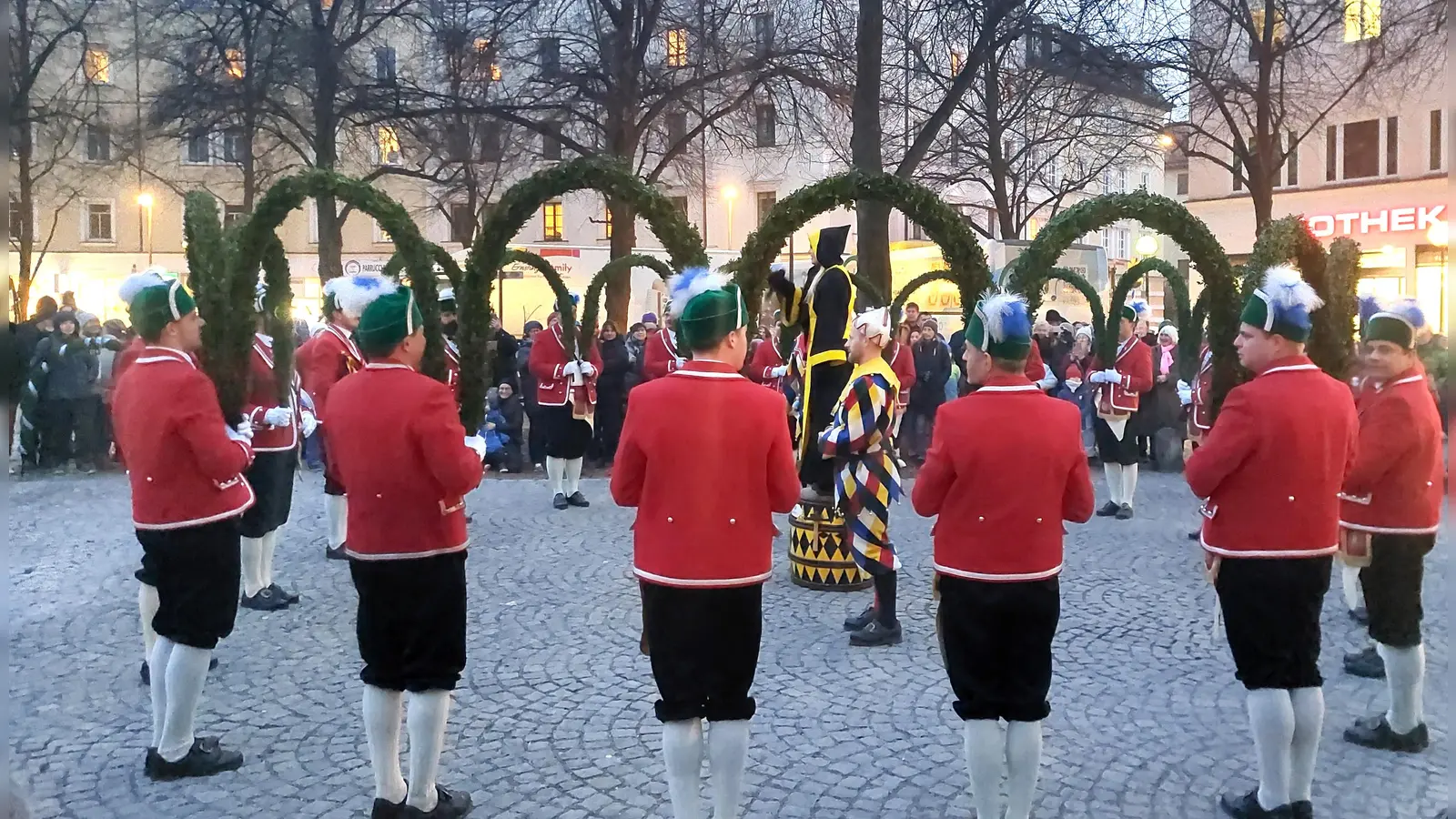 Der diesjährige Fasching ist besonders - denn die Münchner Schäffler tanzen wieder. Am 7. Februar treten sie bei „Moosach Narrisch” am St.-Martins-Platz auf. (Foto: bas)