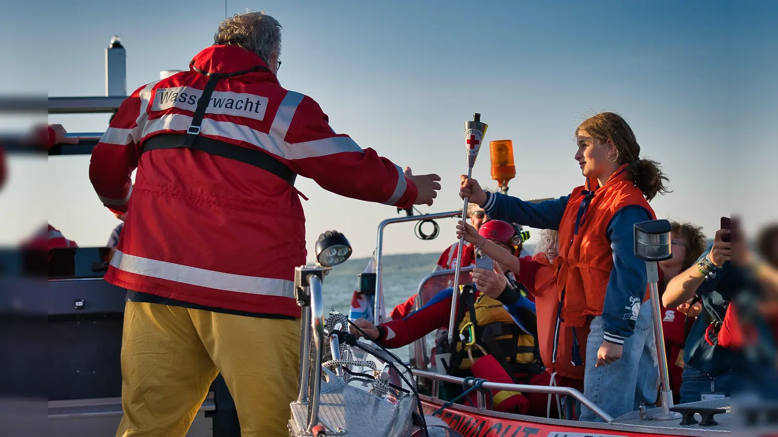 Mit Booten und drei Jugendrotkreuzlerinnen aus dem Jugendrotkreuz Peißenberg und Weilheim ging es auf den Ammersee, wo die Fackel der Wasserwacht Dießen überreicht worden ist. (Foto: JRK Weilheim-Schongau)