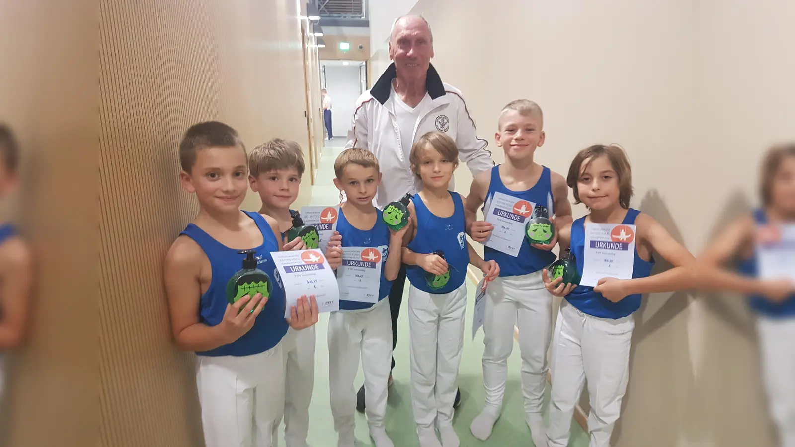 Die kleinen TSV-Turner freuen sich zusammen mit ihrem Trainer über ihre verdienten Urkunden. Auch im kommenden Jahr darf der Verein wieder antreten. (Foto: TSV)