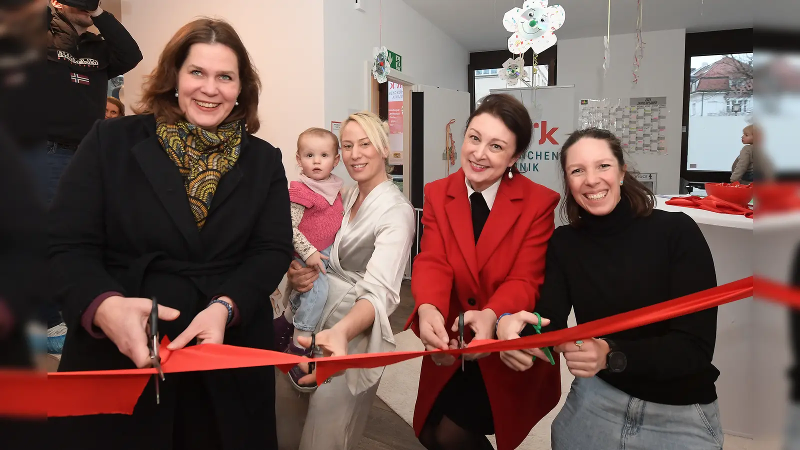 (Von links:) Bürgermeisterin Dietl, das Pädagoginnen-Team und Kinder, München-Klinik Geschäftsführerin Petra Geistberger und sira-Geschäftsführerin Christina Ramgraber eröffnen feierlich die neue Mini-KITA.  (Foto: München-Klinik)