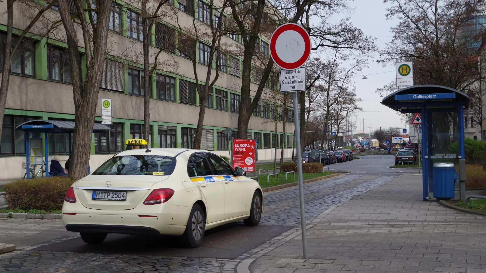 Durch den „Stöpsel“ in der Trappentreustraße dürfen laut Schild nur Linien- und Schulbusse sowie Taxis und Fahrradfahrer lenken. (Foto: Beatrix Köber)