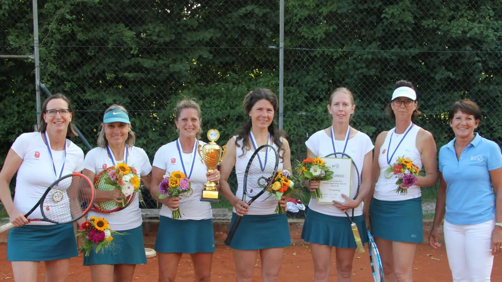 Holten die Meisterschaft in der Regionalliga Süd-Ost (von links): Stephanie Borghoff, Ingrid Behringer, Andrea Schiebel, Darina Bednarova, Kristine Quadflieg, Susanne Koppenhöfer. BTV-Referentin Ursula Geiger übergab den Pokal. Nicht auf dem Foto sind Annette Walch und Gabriele Penzkofer-Floth.<br> (Foto: Florian Schiebel)