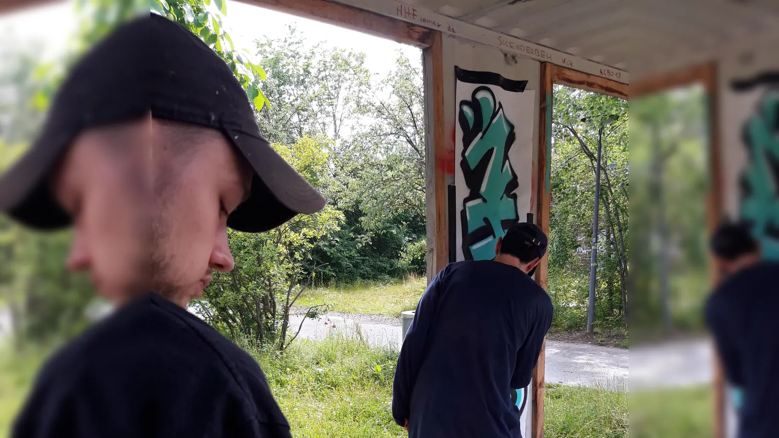 Levin Mayerhofer (links im Bild) und Julian Momboisse sprayen gemeinsam mit den Jugendlichen „ihren“ Jugendcontainer am Hirschgarten. Beim Container-Fest am Freitag, 12. Juli, wird fertiggesprayt.  (Foto: Mosaik)
