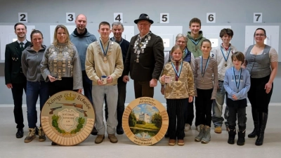 Die erfolgreichen Schützen (von linnks): Manuel Seitz, 1.Schützenmeister, Victoria Hillenbrand, Jana Drahtschmidt, Enrico Müller, Benedikt Lidl, Richard Fischhaber, Reiner Drahtschmidt, Josephine Eimansberger, Ingrid Maier, Paul Janeck, Magdalena Müller, Xaver Ganslmeier, Miriam Quintern. (Foto: SG)