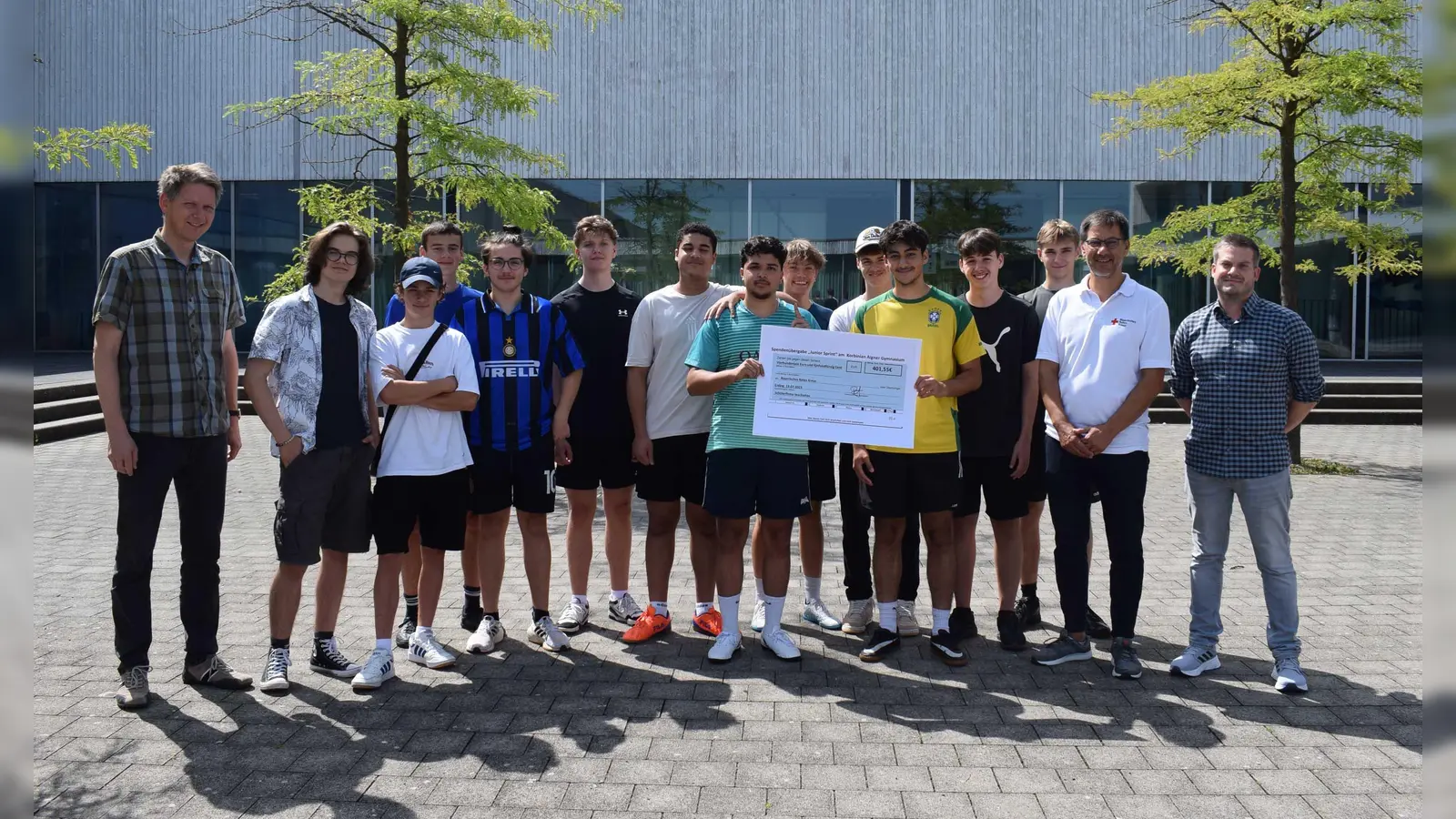 401,55 Euro standen auf dem Spendenscheck, den die Klasse 10c an den BRK-Kreisverband Erding übergab. Das Geld haben die Schüler selbst erwirtschaftet. (Foto: Danuta Pfanzelt)