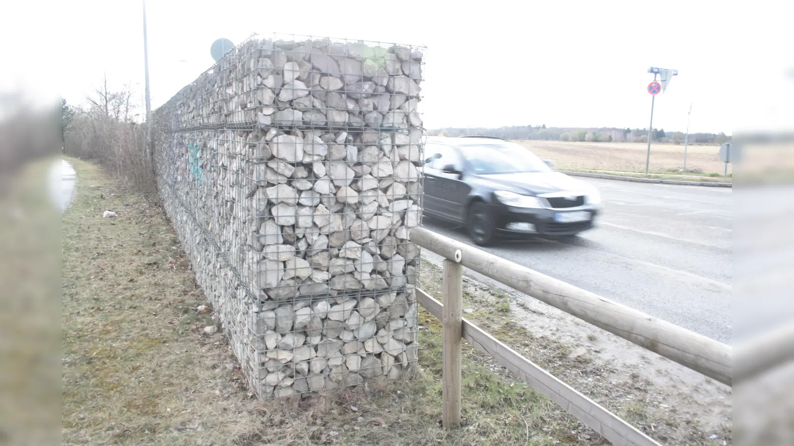 Was auf der Straße hinter der Gabionenmauer heranflitzt, ist davor erst spät zu erkennen. (Foto: job)