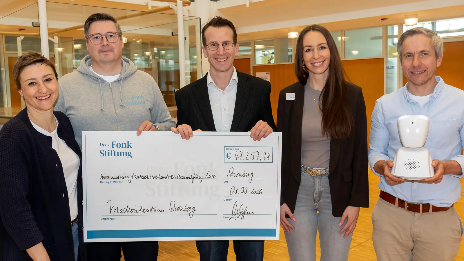 Freuten sich bei der Spendenübergabe (v.l.): Sandra Gasser (stellv. Vorsitzende Dres. Fonk Stiftung), Kai Hoffmann (Vorsitzender Dres. Fonk Stiftung), Landrat Stefan Frey, Jennifer McCarty (Mitarbeiterin Medienzentrum) sowie Peter Kirchhoff (Leiter Medienzentrum). (Foto: Landratsamt Starnberg)