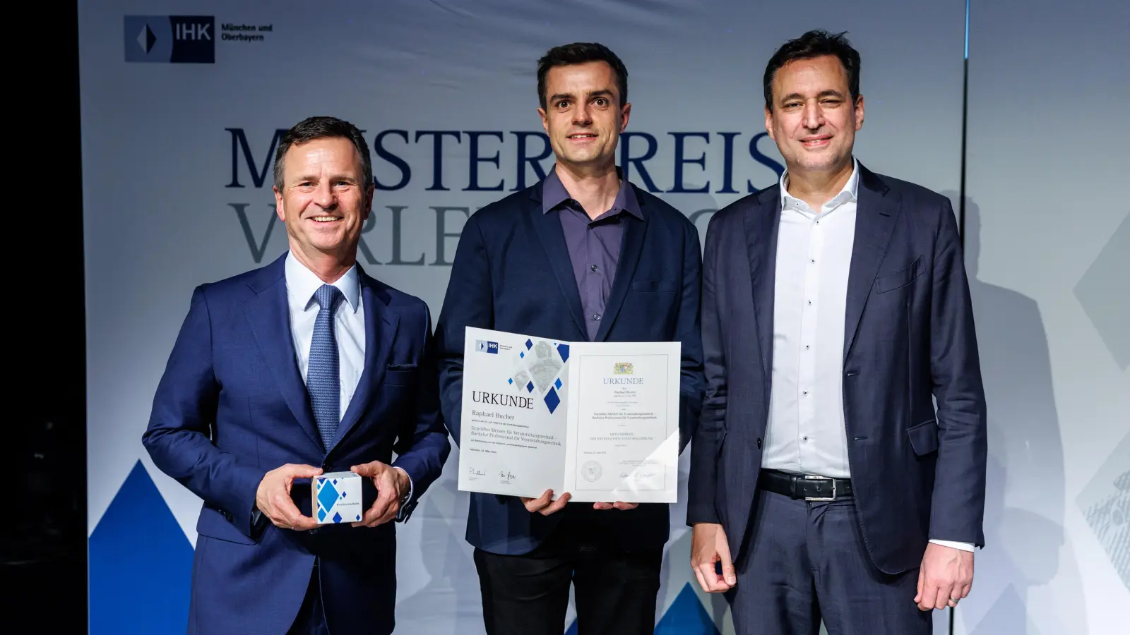 Raphael Bucherer wurde mit dem Meisterpreis der Bayerischen Staatsregierung ausgezeichnet. Dazu gratulierten IHK-Hauptgeschäftsführer Manfred Gößl (l.) und Staatsminister Georg Eisenreich. (Foto: Matthias Balk/IHK für München und Oberbayern)
