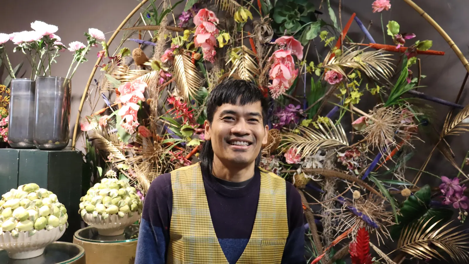 Lucas Urban, Ihhaber eines Blumenladens sieht am Umbau der Augustenstraße nur Positives.  (Foto: mha)