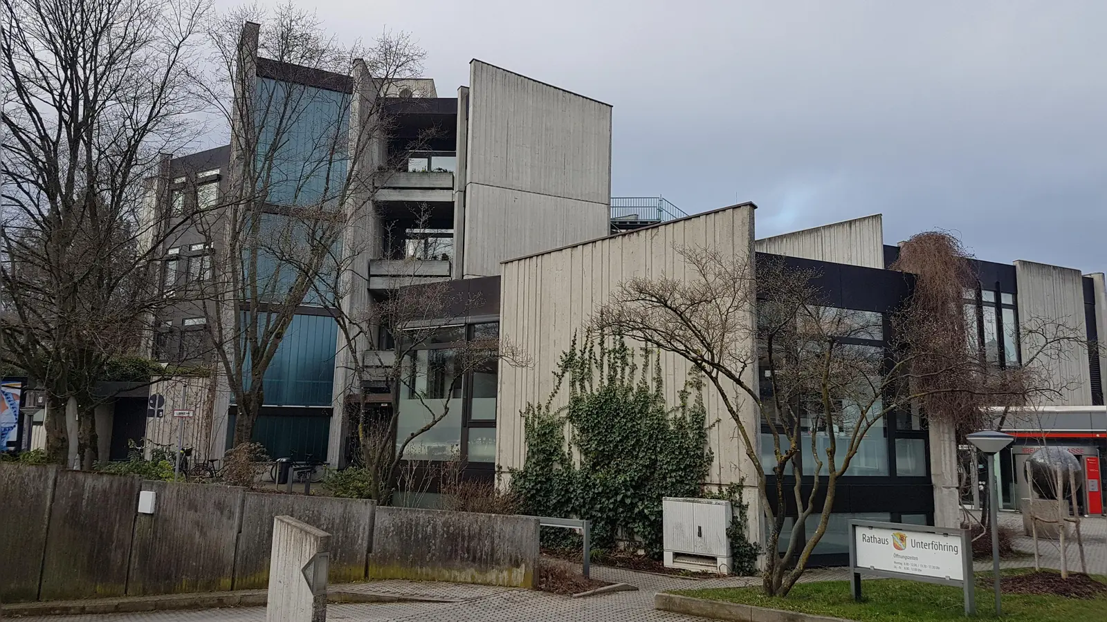 In Unterföhring (hier das Rathaus) nimmt zum 1. Juli ein Behinderten- und Inklusionsbeirat seine Arbeit auf. (Foto: bas)