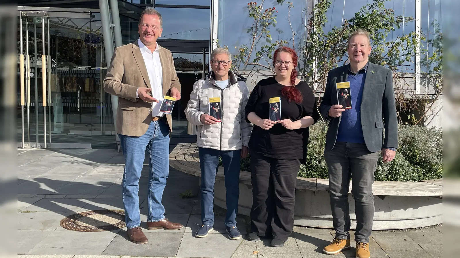 Präsentieren die neuen Programmhefte v.l.: Oberbürgermeister Andreas Haas, Stadthallenreferent Hans Pichlmaier, Stadthallenleiterin Kathrin Jacobs und Kulturreferent Hadi Roidl. (Foto: pst)