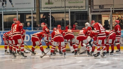 Das Team des EHC Klostersee vor dem Spiel: In der kommenden Saison soll es auf einigen Positionen verjüngt werden. (Foto: smg/EHC)