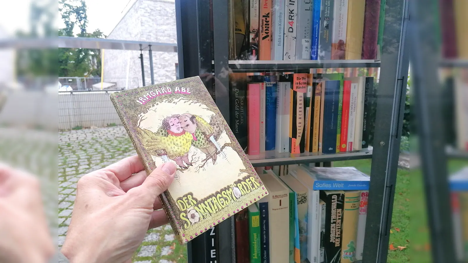 Voller Witz und Wahrheit: „Der Sonntagsmörder” aus dem Bücherschrank in der Lerchenau. (Foto: tab)