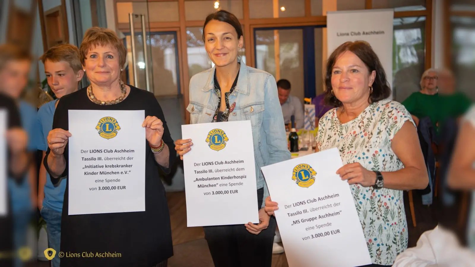 Freuen sich über die Spenden des Lionsclubs (v. l. n. r.): Lisa Stritzl-Goreczko von der Elteninitiative krebskranke Kinder, Simone Hartmann von der Stiftung Ambulantes Kinderhospiz München und Rosemarie Schmitz-Pelger von der MS Gruppe Aschheim. (Foto: Lions Club Aschheim)