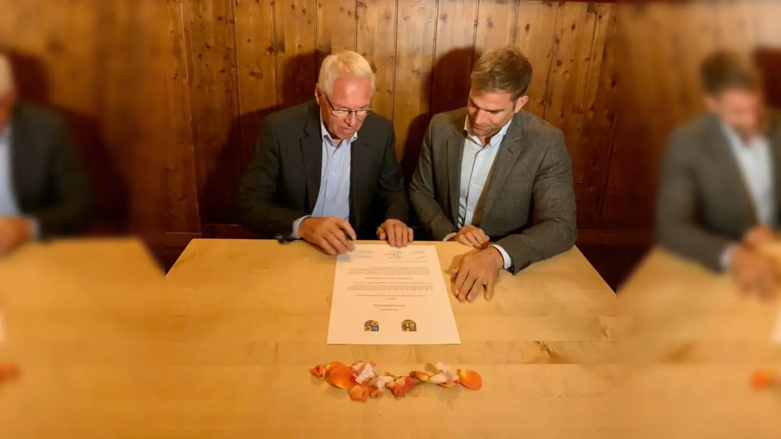 Am Tag der Deutschen Einheit feierten Kirchheims Bürgermeister Maximilian Böltl (rechts) und Frank Schreier, Gemeinderat von Moritzburg, den Beginn der Partnerschaften zwischen den Kommunen. (Foto: Gemeinde Kirchheim)