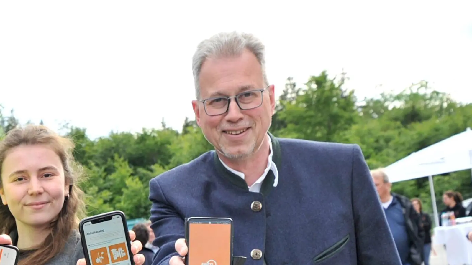 Wertstoffhof auf dem Smartphone (v.l.): Anica Stengele (Remondis-Digital), Christoph Wufka (Vorstand AWISTA Starnberg KU), Landrat Stefan Frey, Pia Krüger (Remondis-Digital) und Rainer Schnitzler (Erster Bürgermeister Pöcking und Vewaltungsratsmitglied AWISTA Starnberg). (Foto: Nila Thiel/AWISTA Starnberg KU)