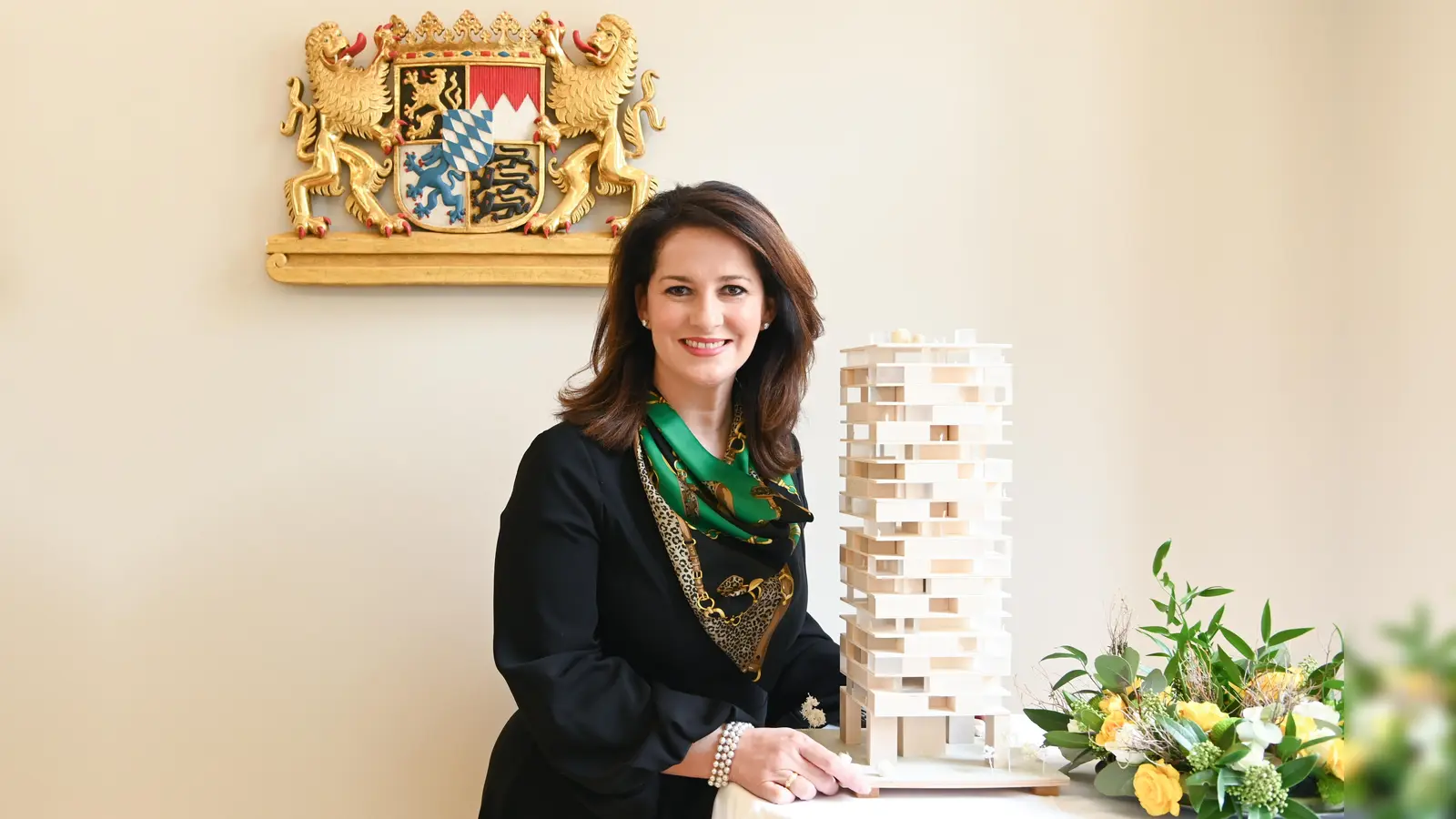 Staatsministerin Michaela Kaniber mit einem Hochhausmodell aus Holz. (Foto: Pia Regnet/StMELF)