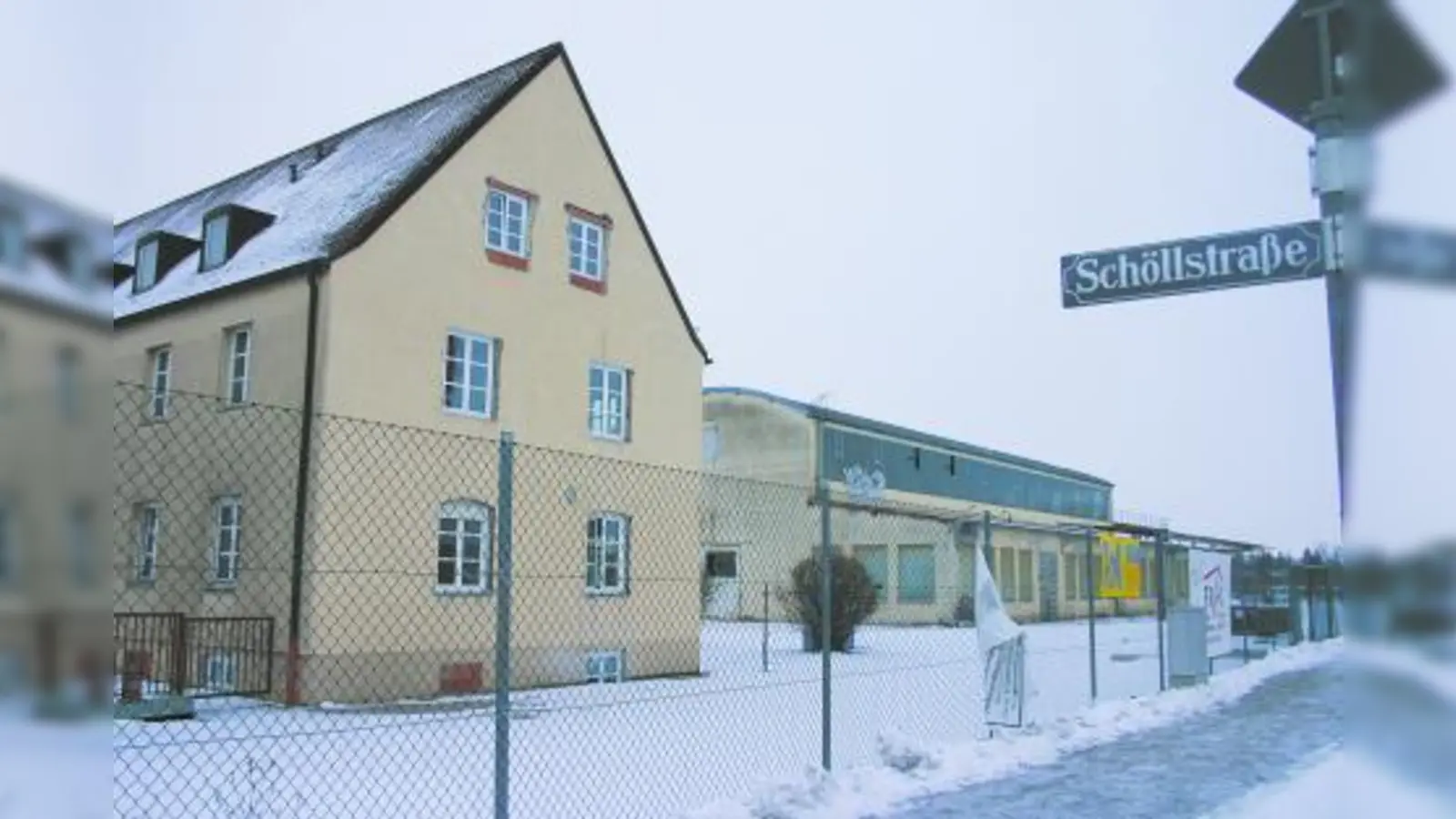Das Gebäude an der Schöllstraße 2 (l.) wird zum Hotel für Wohnungslose. Die ersten Bewohner sind schon eingezogen. (Foto: ls)